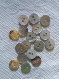 Пуговицы натуральный перламутр мини 17 штук  Диаметр 9 мм