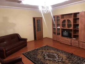 Продається простора та затишна квартира з ремонтом в Карпатах.Студений