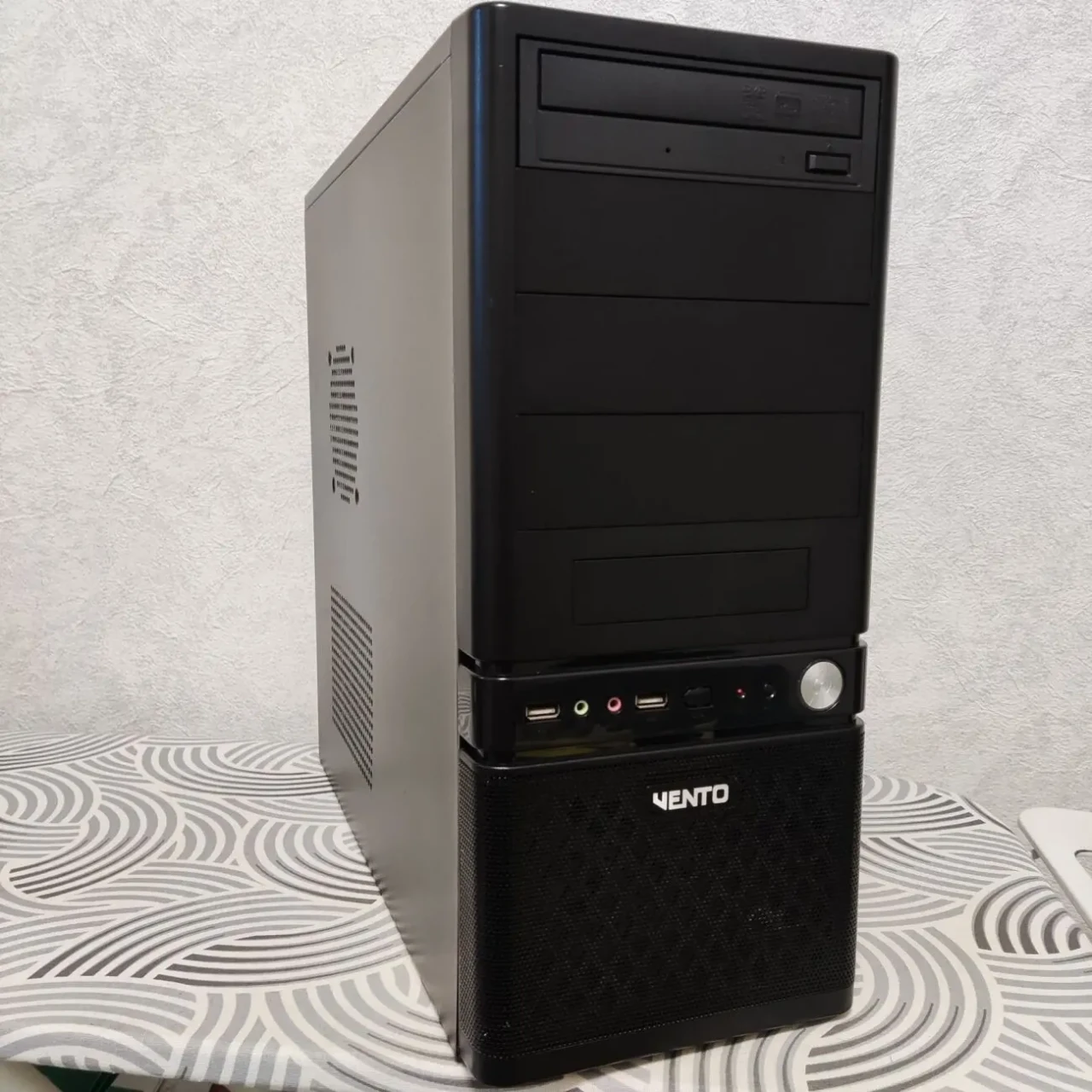 Компьютер - Intel Core 2 Quad Q8300/RAM 4GB/HDD 320GB/GMA 3100/DVD-RW