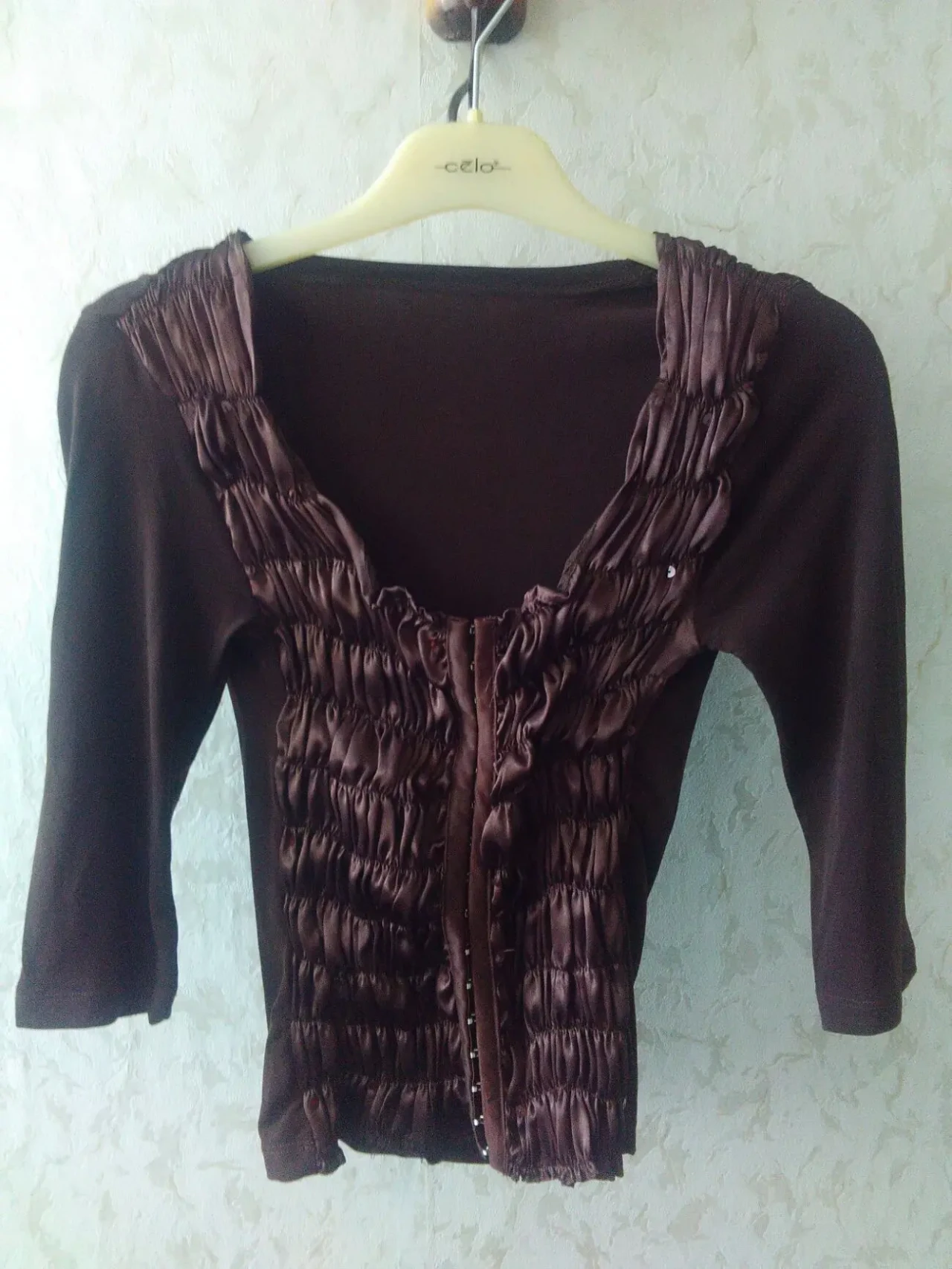 Блузка с рюшиками на заклепках.