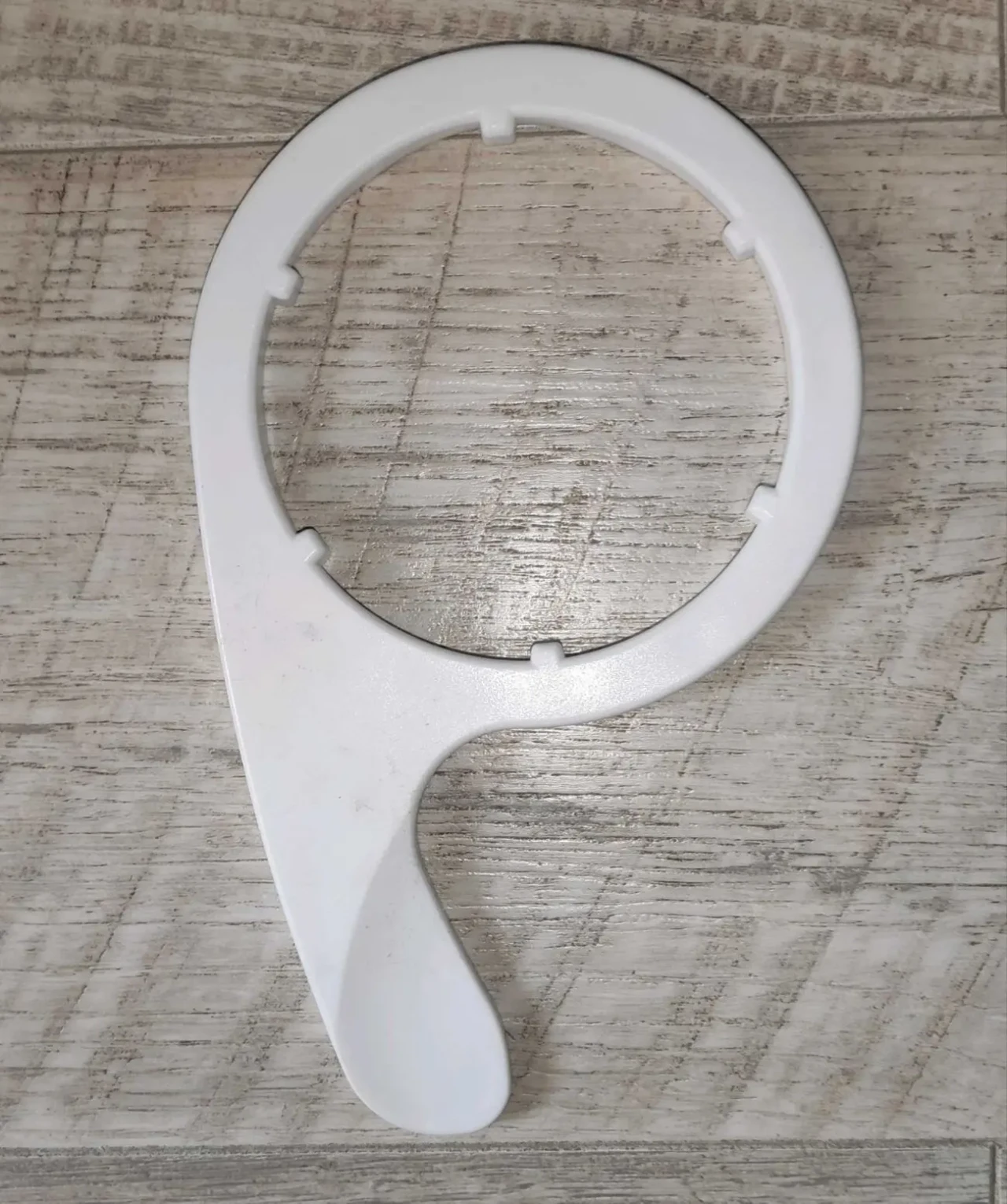 Ключ для колбы фильтра воды