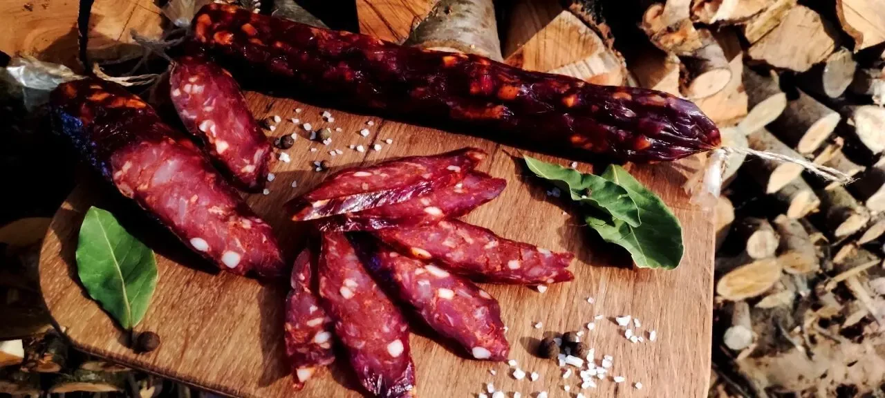 Продаж крафтової домашньої сиров'яленої ковбаси