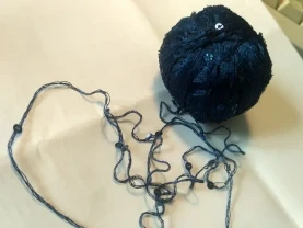 Пряжа нитки с пайетками, шелк 2 нити, красивый  темно-синий цвет