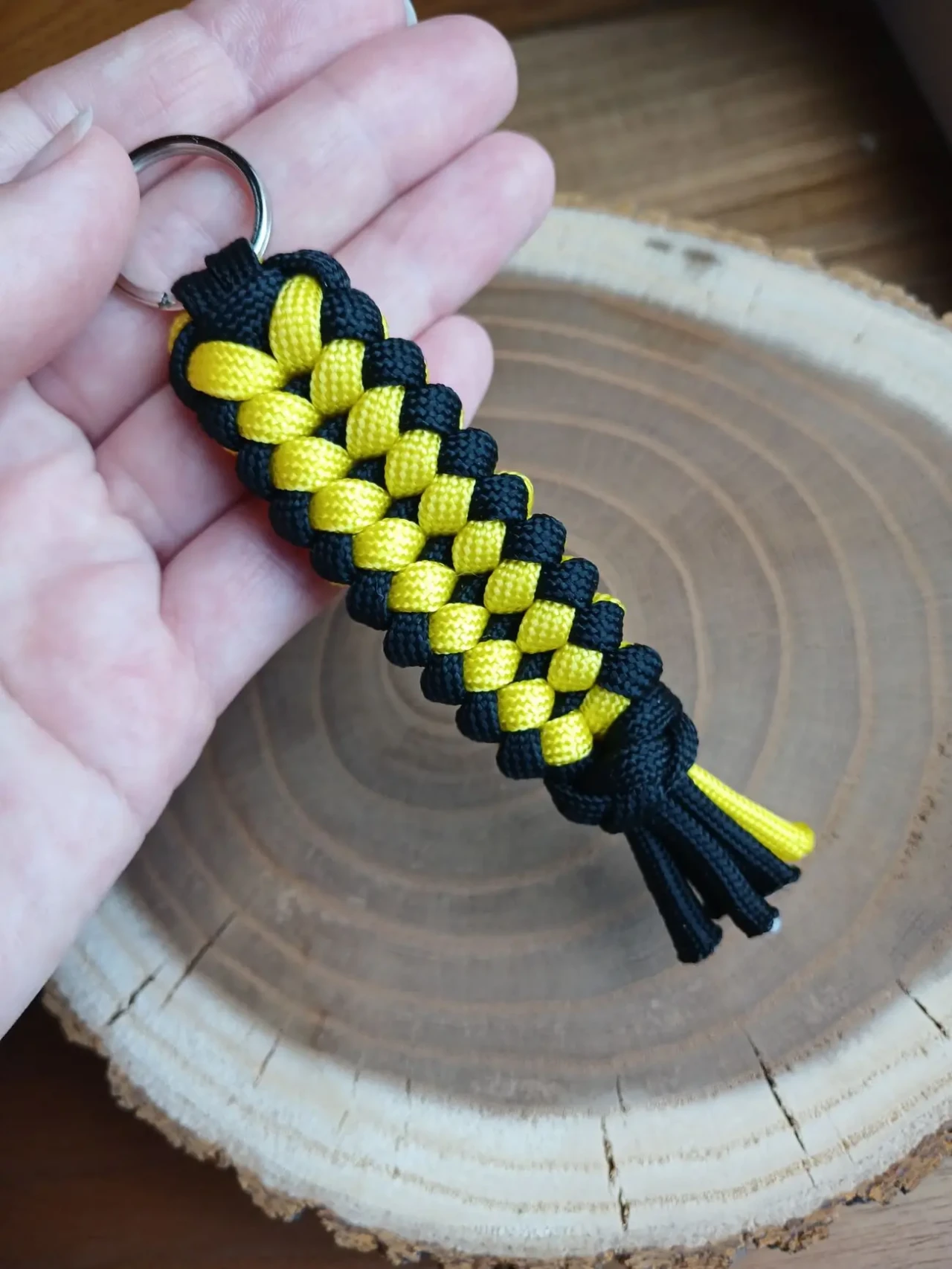 Брелок на кольце из паракорда 3