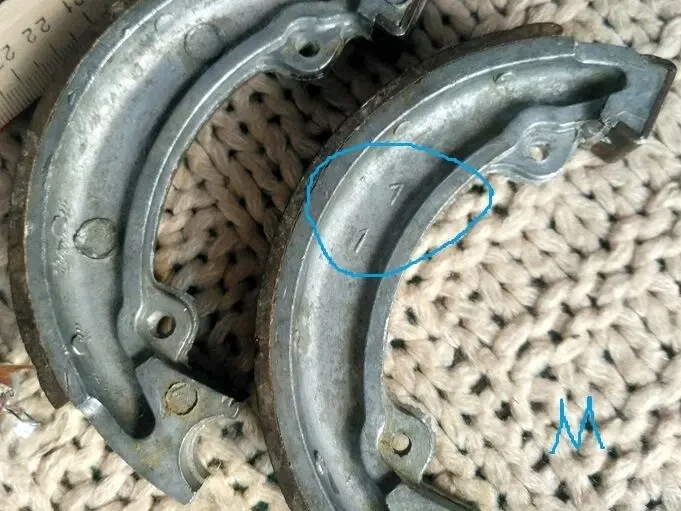 Новые тормозные колодки мотоцикл 2 больших, 2 малых. лампочка 6v 7