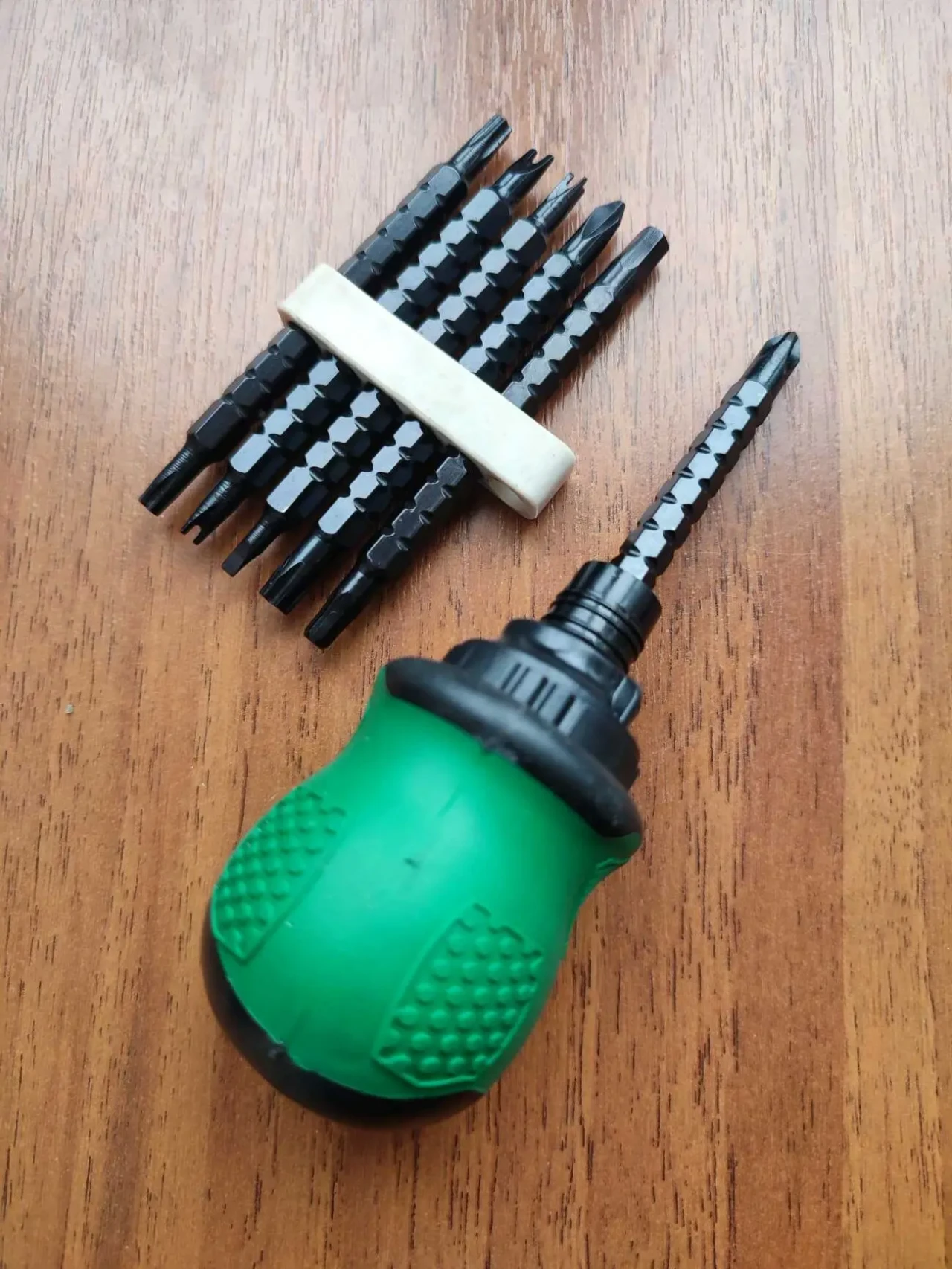 Tuosen отвертка с трещоткой + 6 бит 2