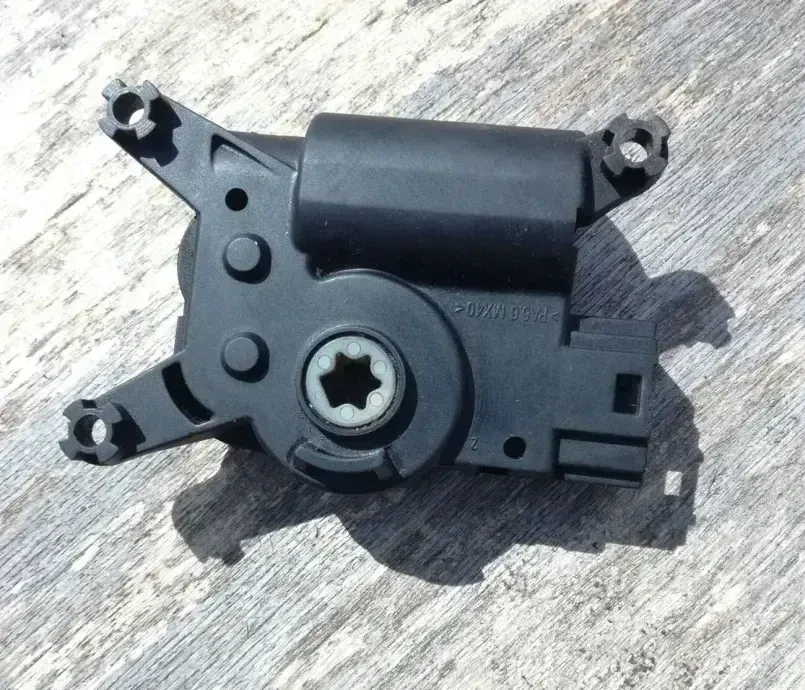 Моторчик приводу заслінок опалювача Volkswagen T5 2003- 2