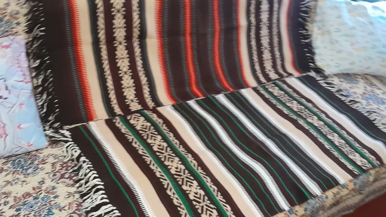 Красивый шерстяной коврик с узорами на кресло. Ретро. 4