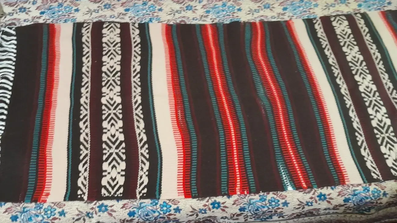 Красивый шерстяной коврик с узорами на кресло. Ретро. 3