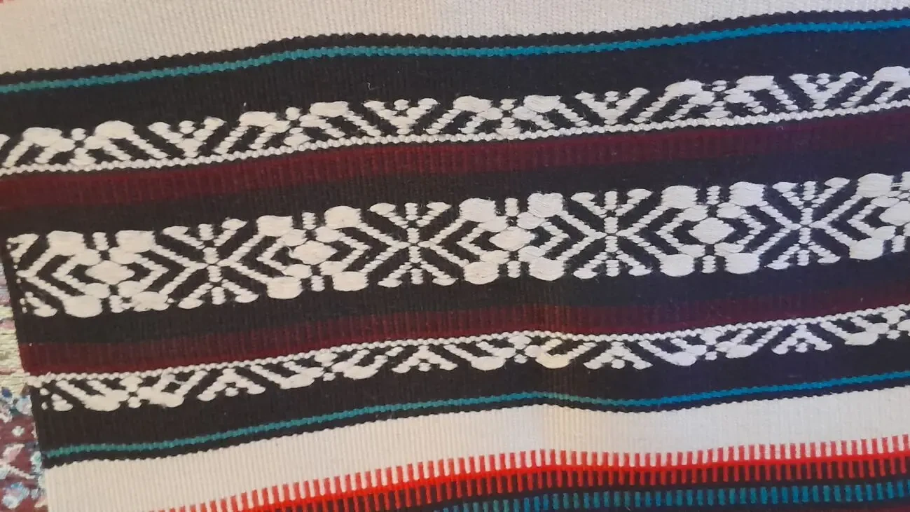 Красивый шерстяной коврик с узорами на кресло. Ретро. 2