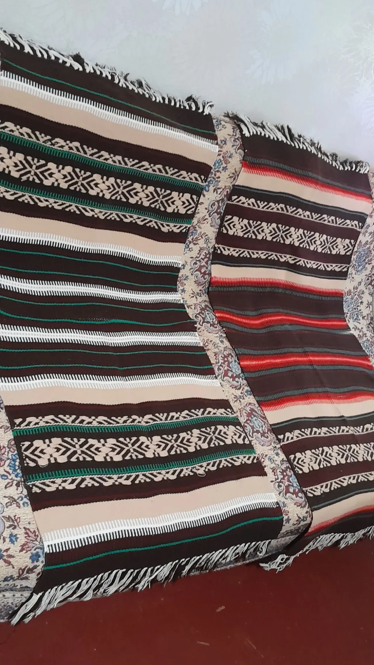 Красивый шерстяной коврик с узорами на кресло. Ретро.