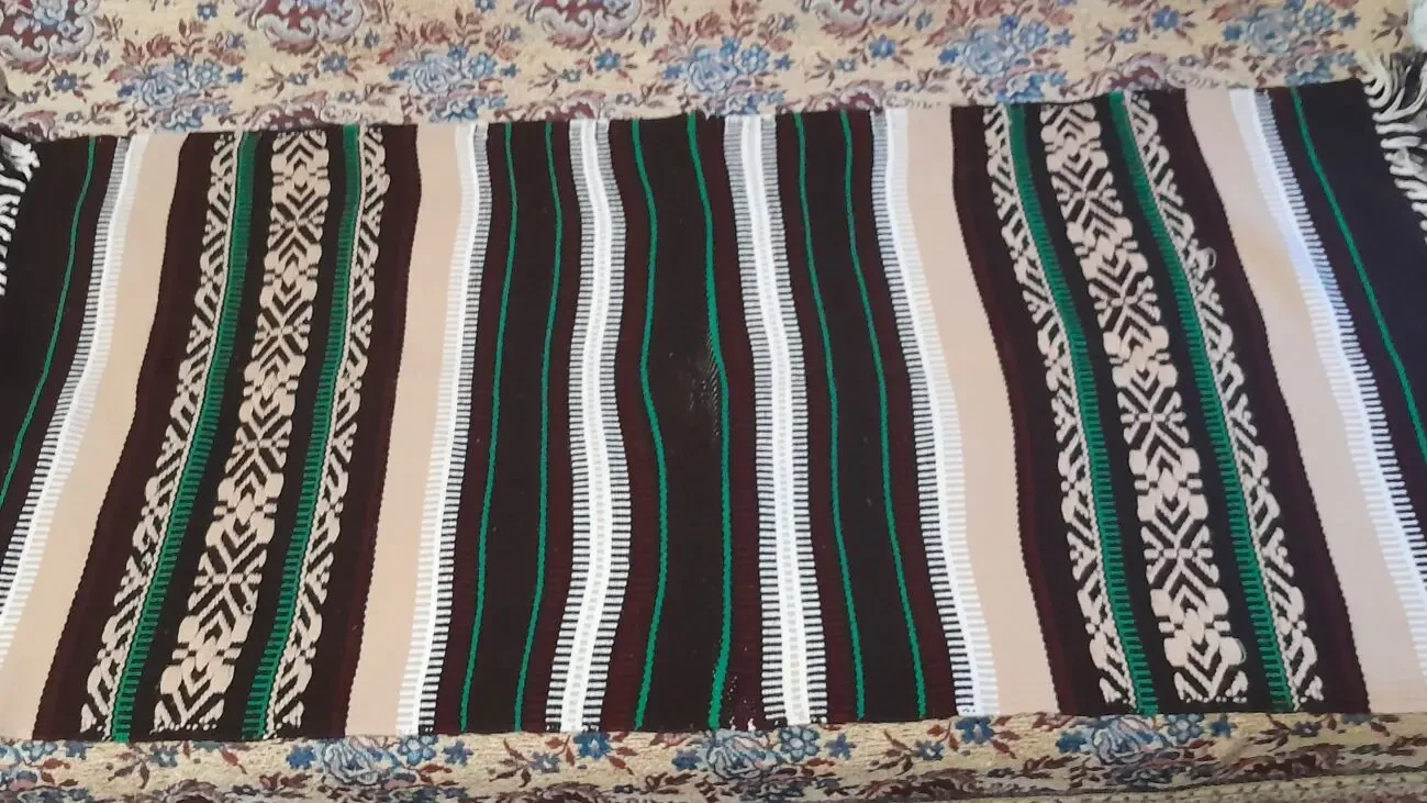Красивый шерстяной коврик с узорами на кресло. Ретро. 5