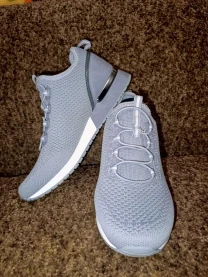 Кроссовки женские р.37