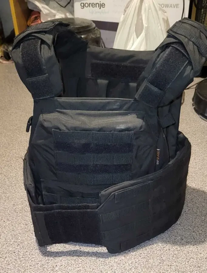 продам бронежилет 6 класу захисту. з захистом шії, колін та локтів.