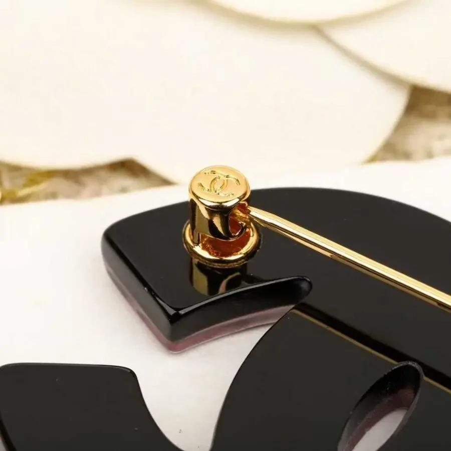 Брошка Chanel 8