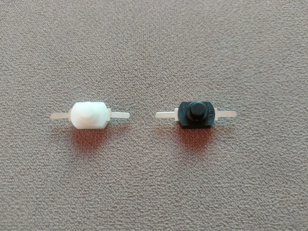 Кнопка компактная с фиксацией для фонариков и других устройств 5