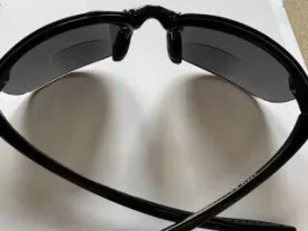 Окуляри сонцезахисні з біфокальними лінзами.