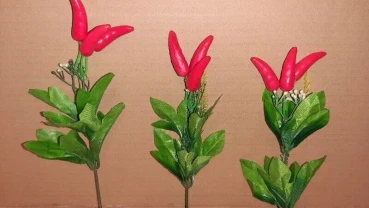 Гілочка для декору з 3 червоними перчинками.