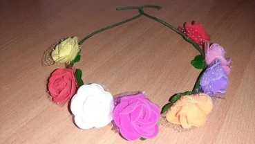 Віночок з квітами трояндами і прикрасами