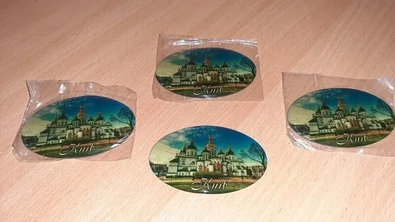 Магніти сувенірні пластикові з визначними. місцями міста Києва.