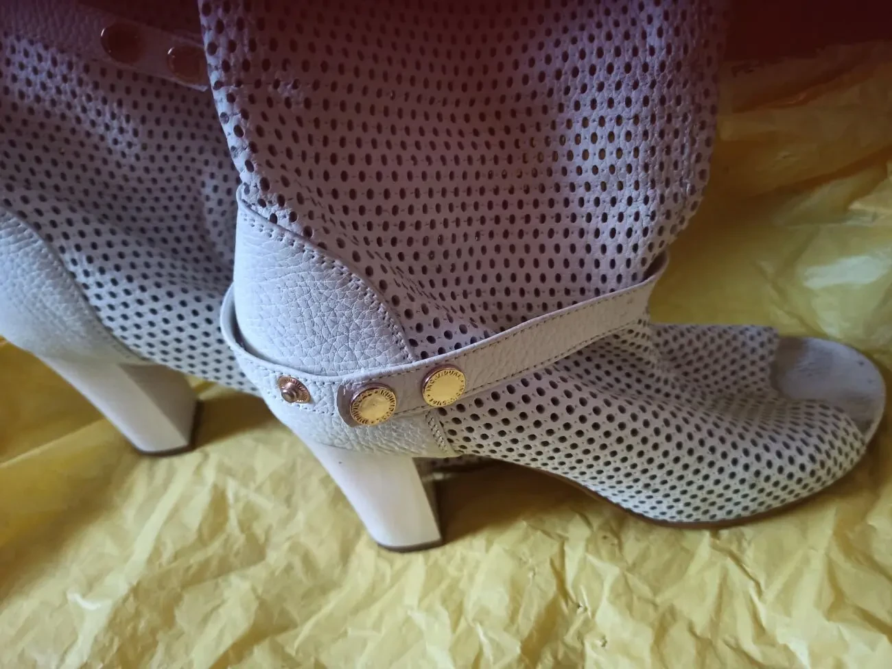 Напівсапоги білі перфорировані, бітільони, італійські, р 39 2