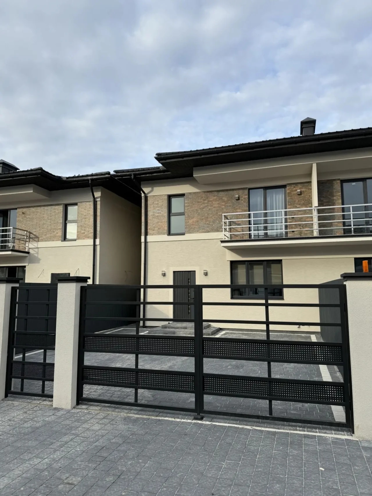 Продаж таунхаусу з дизайнерським ремонтом