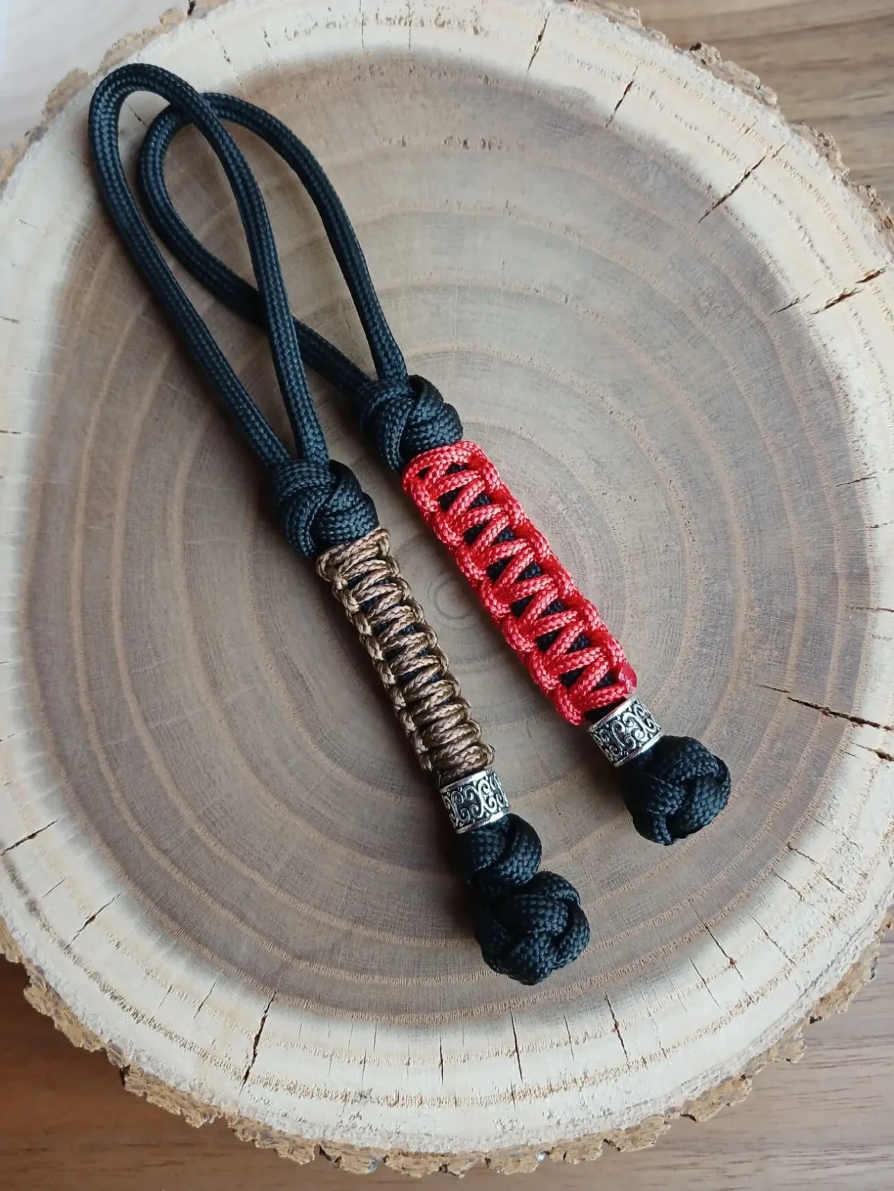 Темляк з паракорда з намиситинами 2