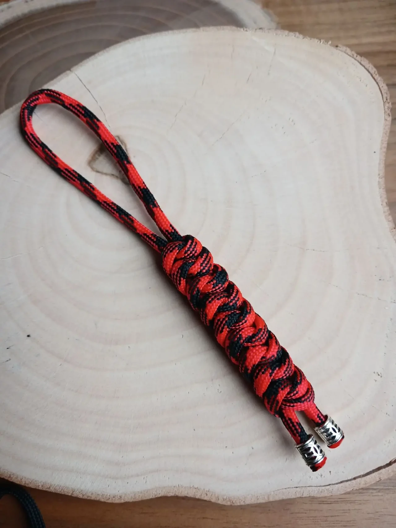 Темляк з паракорда з намиситинами 4