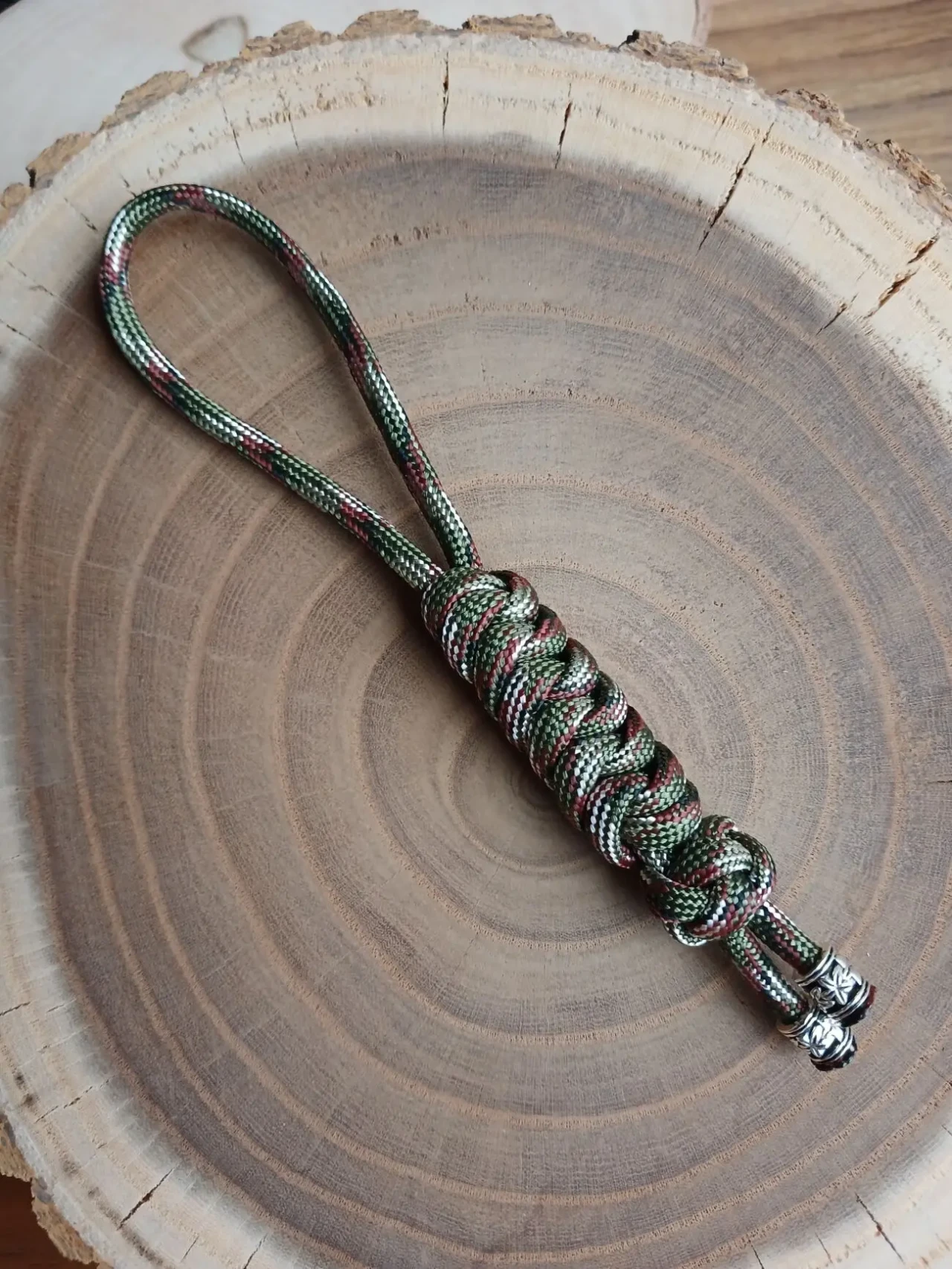 Темляк з паракорда з намиситинами 3