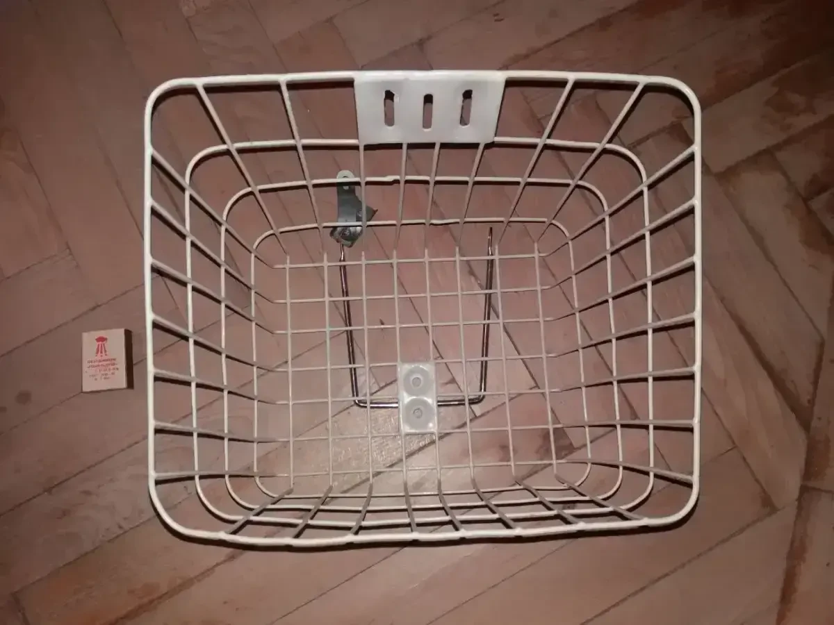 Крепкая  металлическая корзинка для велосипеда или скутера. 2