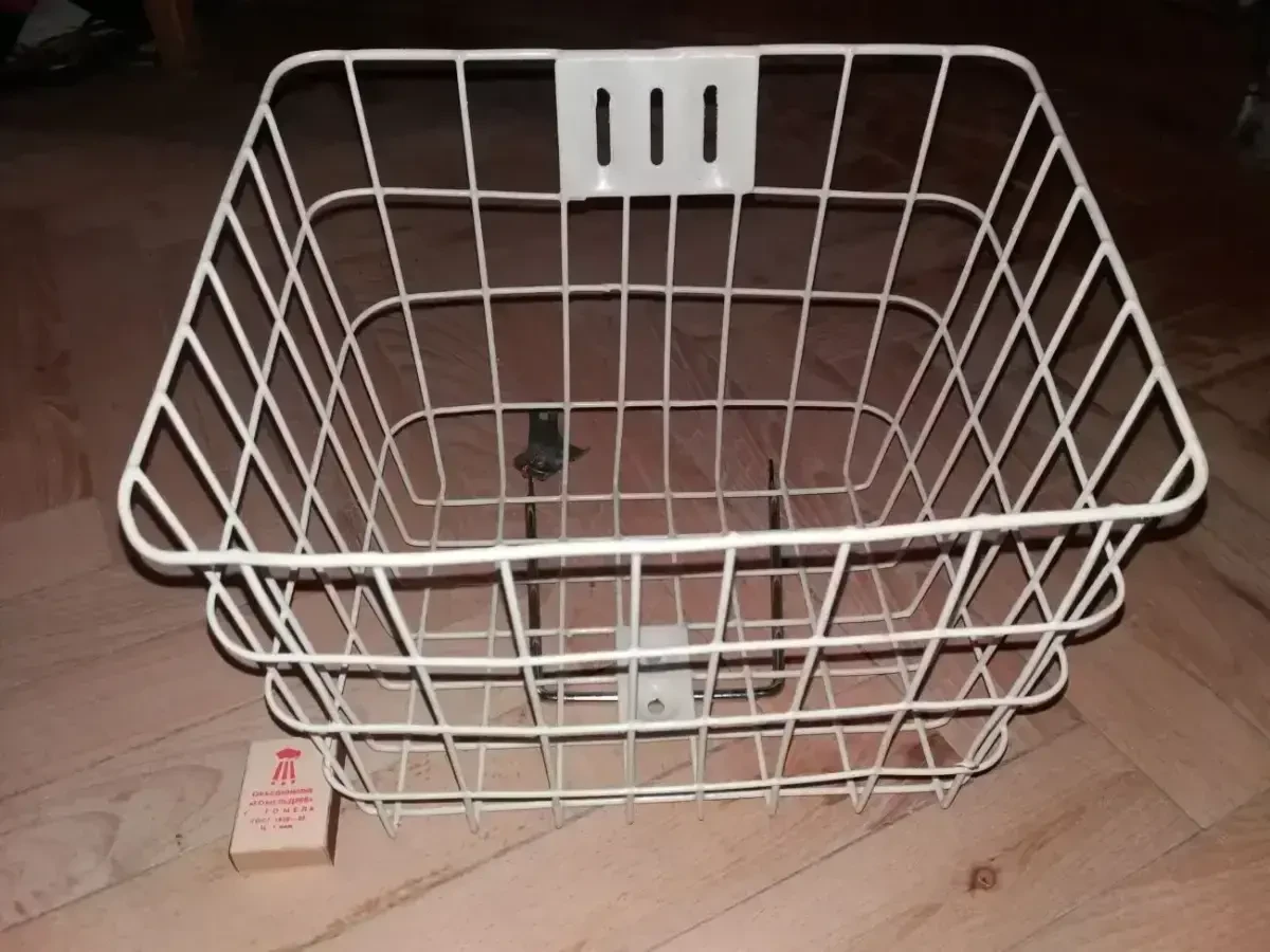 Крепкая, металлическая корзинка для велосипеда или скутера.