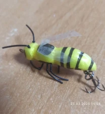 Воблер шершень