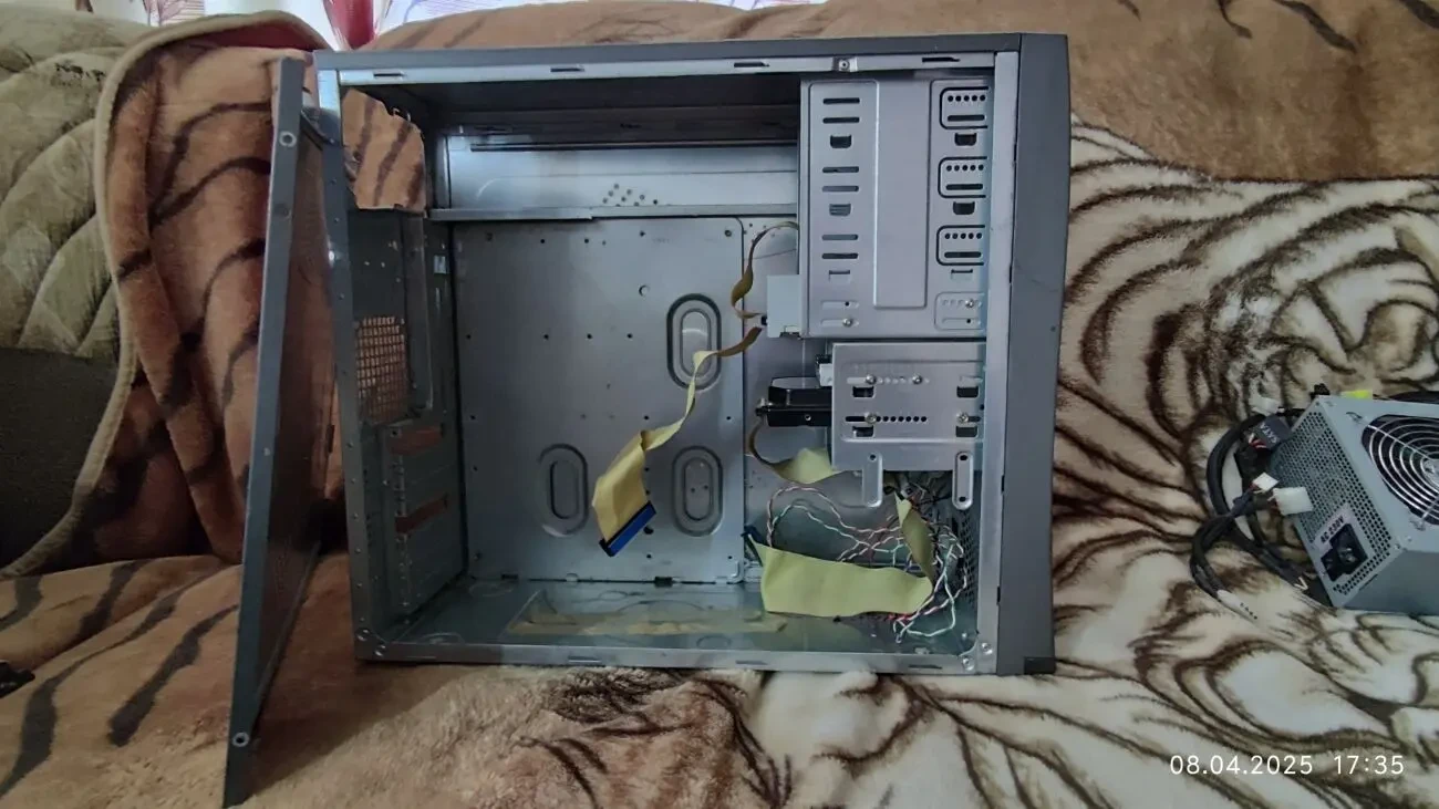 Корпус для складання компютера