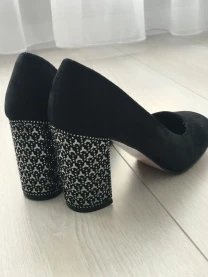 Замшеві чорні туфлі.
