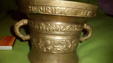 Ступка с пестиком. антикварна. старовинна. 1607 года