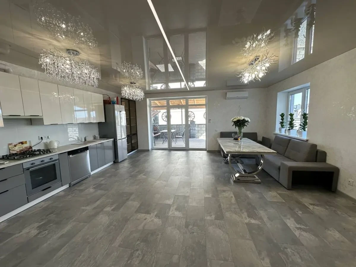 Продаж двоповерхового будинку