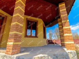 Будинок у райському місті біля річки