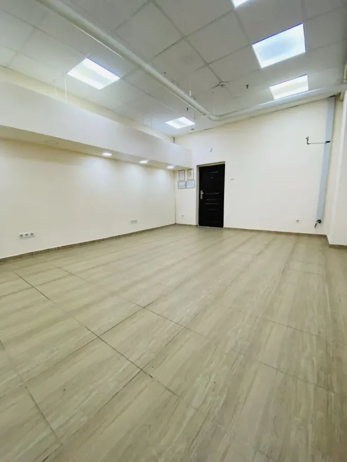 Офіс кабінет 26м2 з мокрою точкою приміщення магазин салон Лівобережна 2