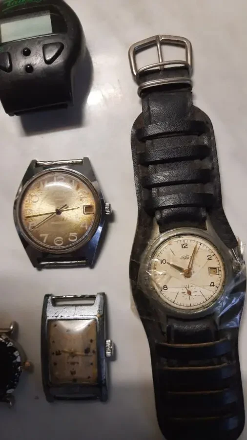 ЧАСЫ механические на запчасти.