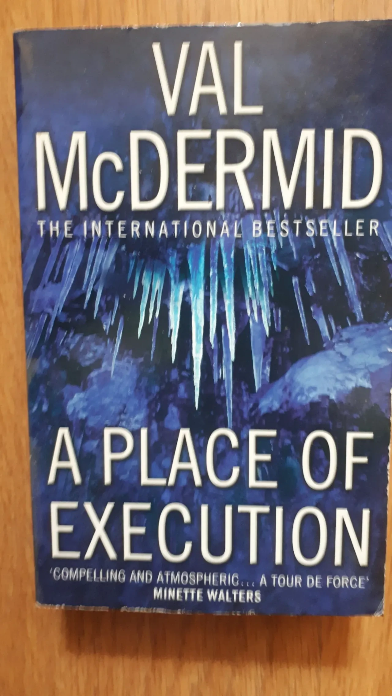 Place of Execution A Val McDermid English книга на Английском