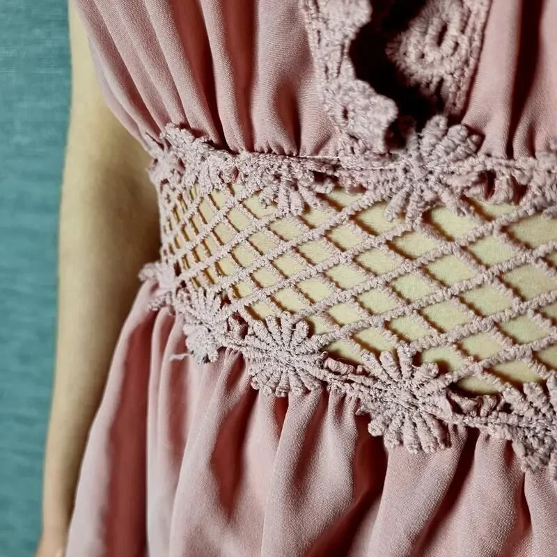 Рожевий міні-комбінезон із сітки та мережива 4