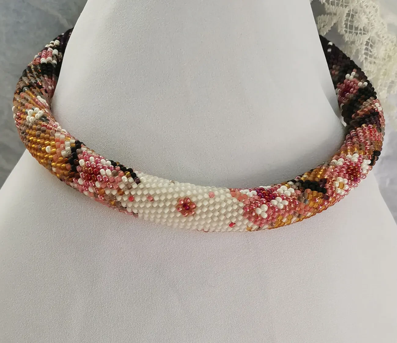 Прикраса із бісеру кольє-джгут Сакура 2