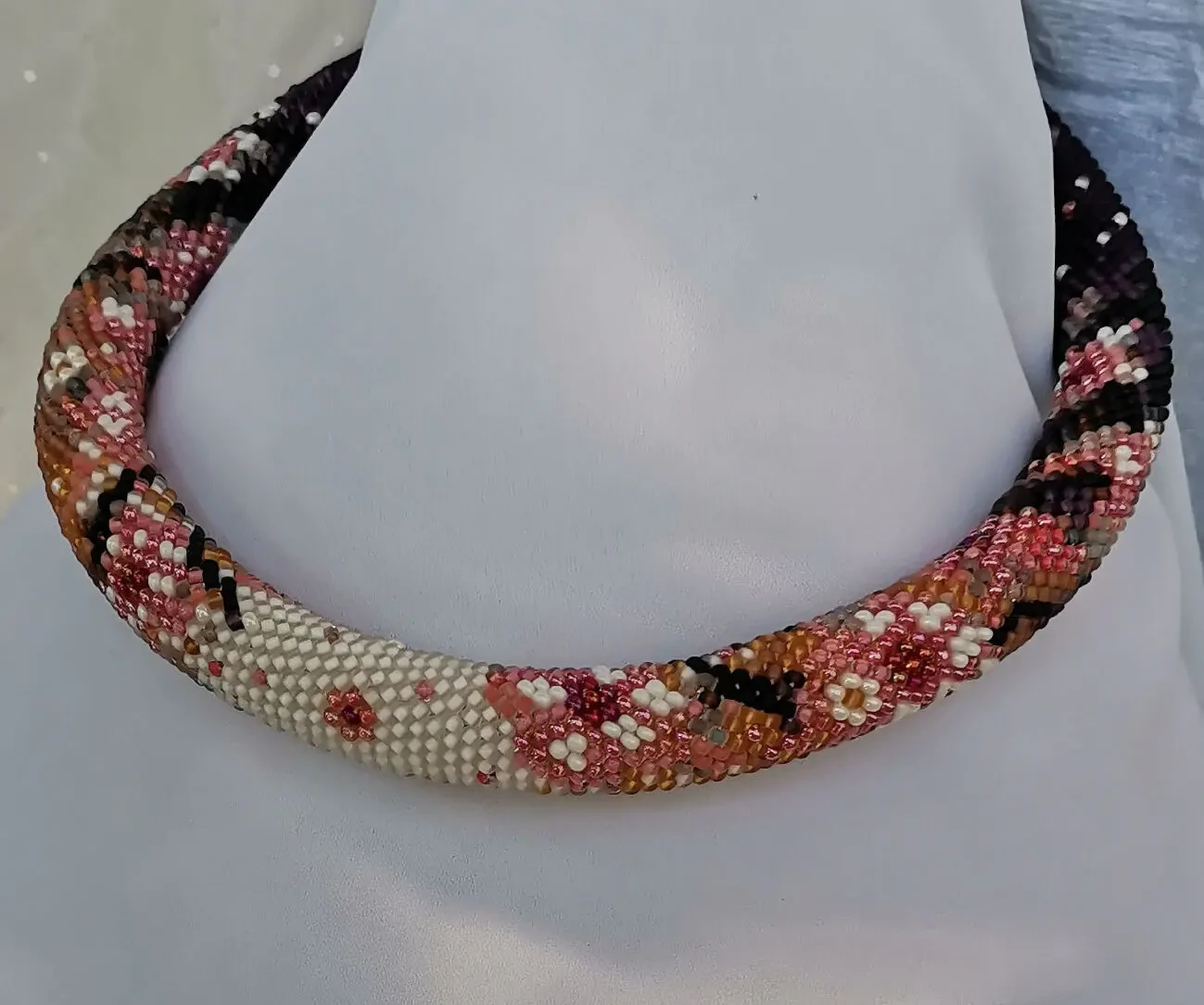 Прикраса із бісеру кольє-джгут Сакура 4