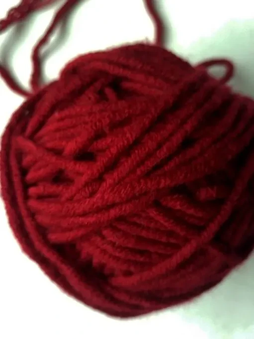 Пряжа красивый неяркий красный цвет пушистая Травка и толстая нить 7