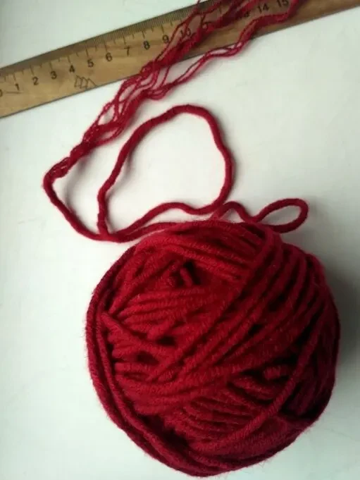 Пряжа красивый неяркий красный цвет пушистая Травка и толстая нить 8