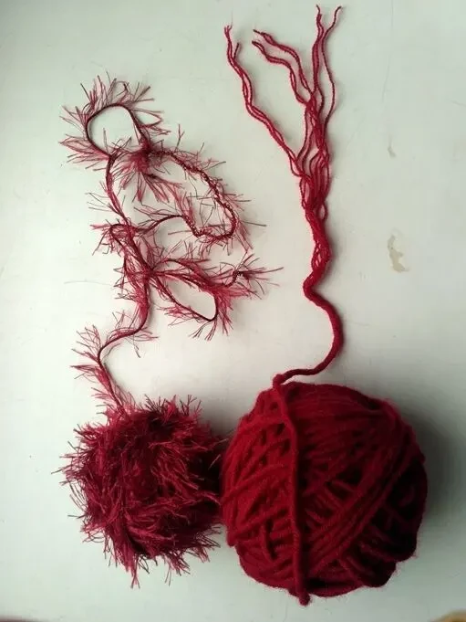 Пряжа красивый неяркий красный цвет пушистая Травка и толстая нить 2