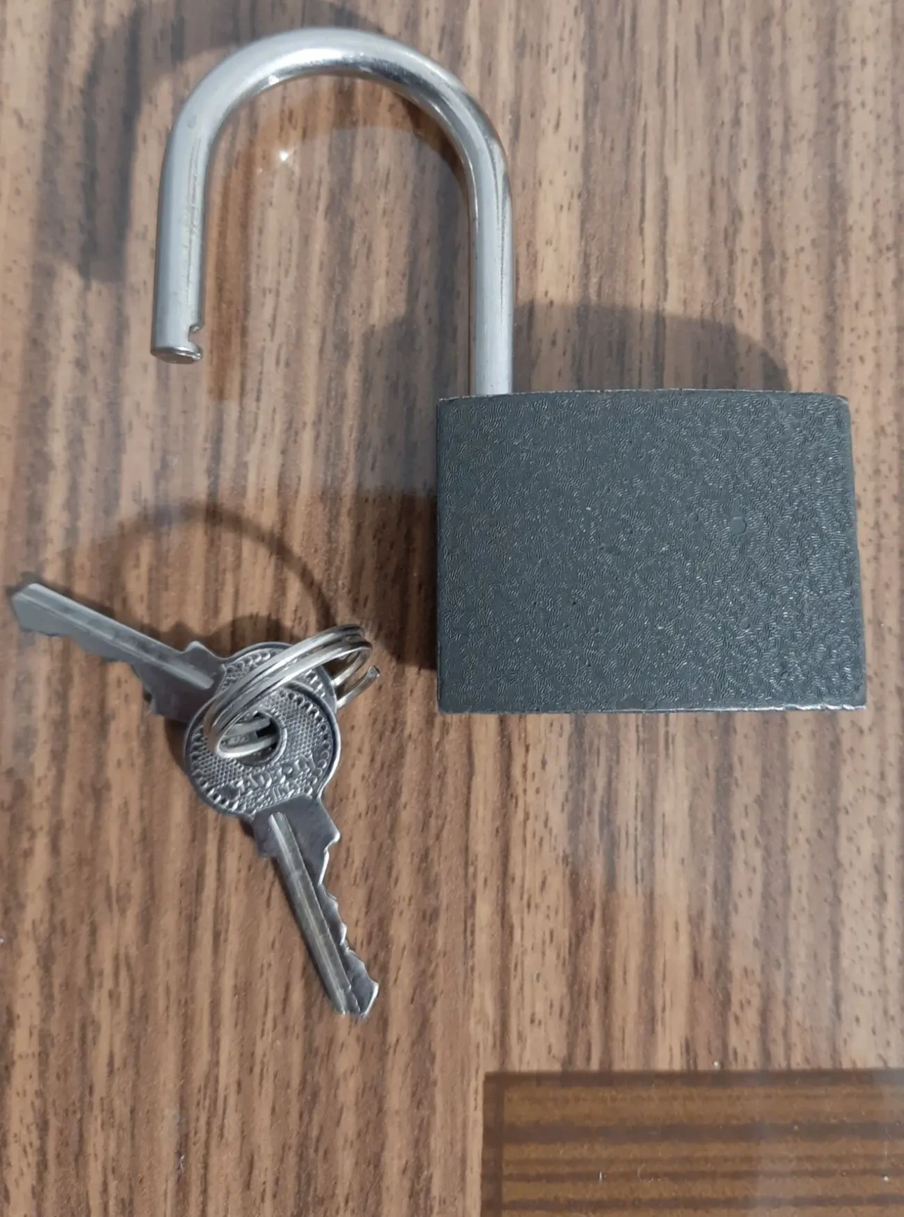 Маленький навісний замочок Betox. Є автозакриття. 4