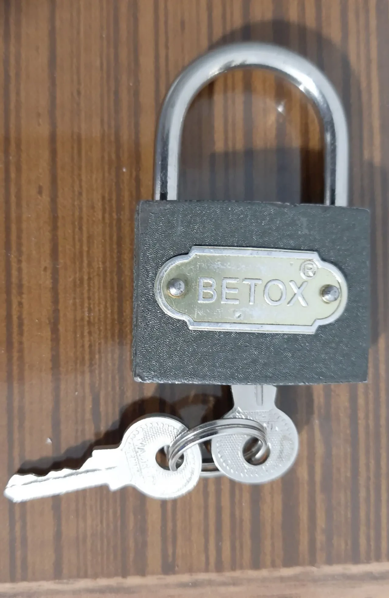 Маленький навісний замочок Betox. Є автозакриття.