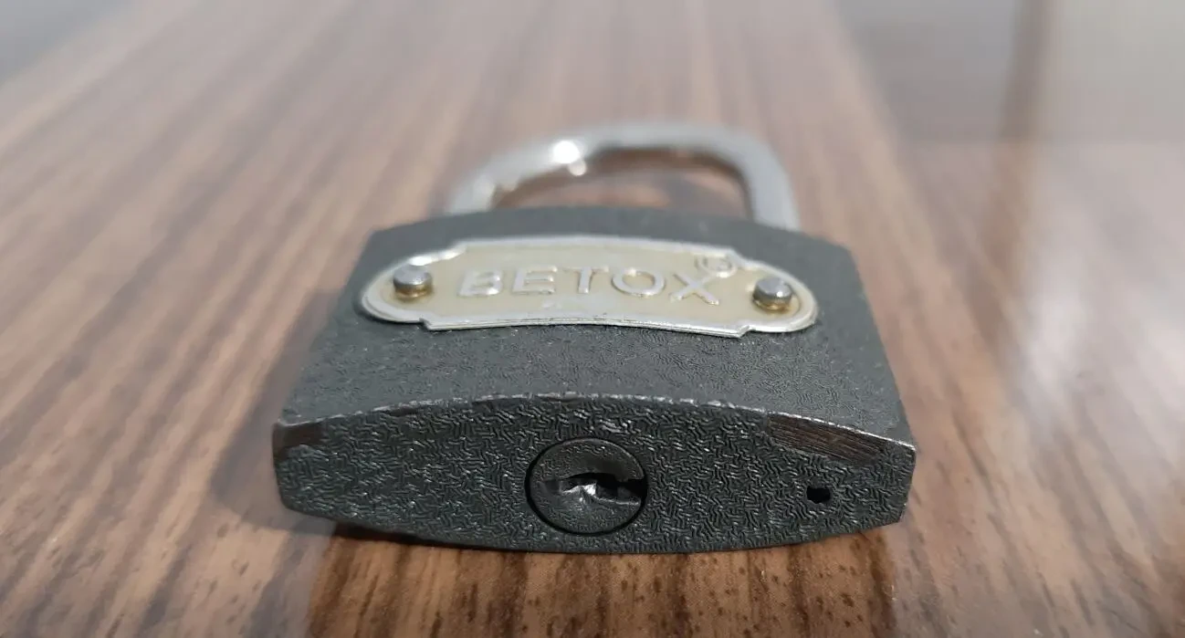Маленький навісний замочок Betox. Є автозакриття. 5