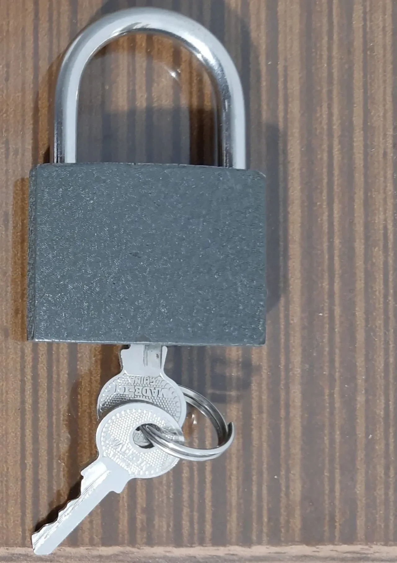 Маленький навісний замочок Betox. Є автозакриття. 2